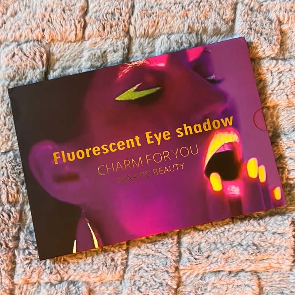 NIP FLUORESCENT EYE SHADDOW by Fanatic Beauty.
